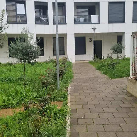 Odahousetirana טיראנה